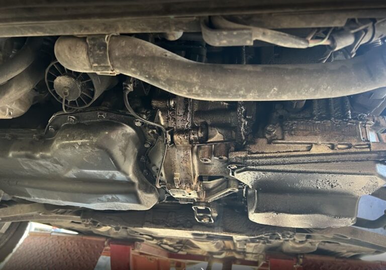 Mecánico revisando motor
