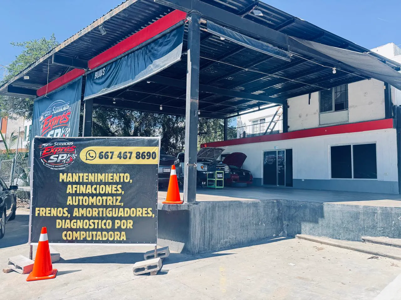 Mecánico trabajando en un vehículo en Servicios Exprés SP